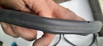 Уплотнитель двери Зад Прав AUDI Q3 83A837912 б/у 83A837912_BUT
